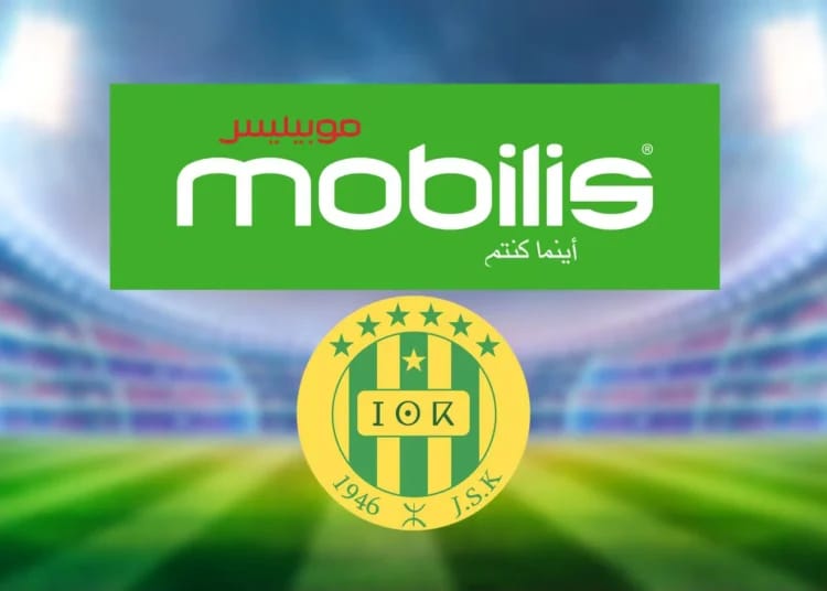 Logo de Mobilis affiché dans un stade de football.