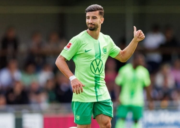 Footballeur algérien Mohamed Amine Amoura lors d'un match.