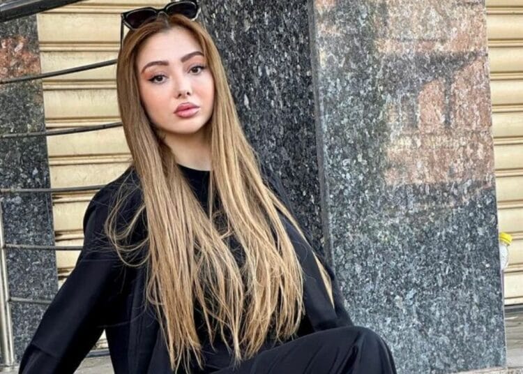 Mouna Limam influenceuse avec lunettes de soleil sur la tête.