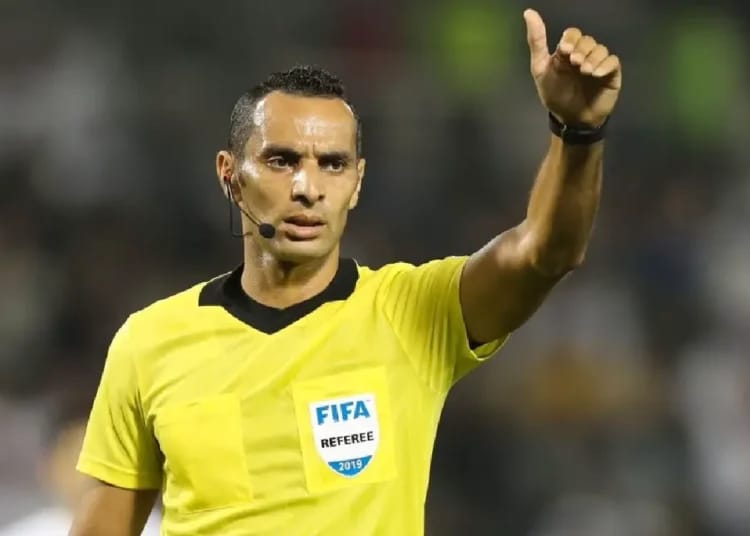 Arbitre africain Mustapha Ghorbal en action lors d'un match.