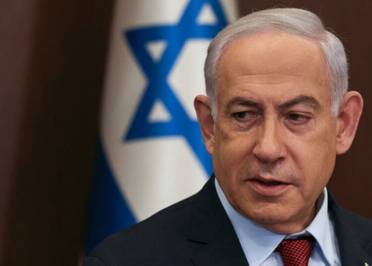 CPI : Netanyahu visé par des mandats d’arrêt, l'Algérie salue la décision Premier ministre Netanyahu avec drapeau israélien en arrière-plan.