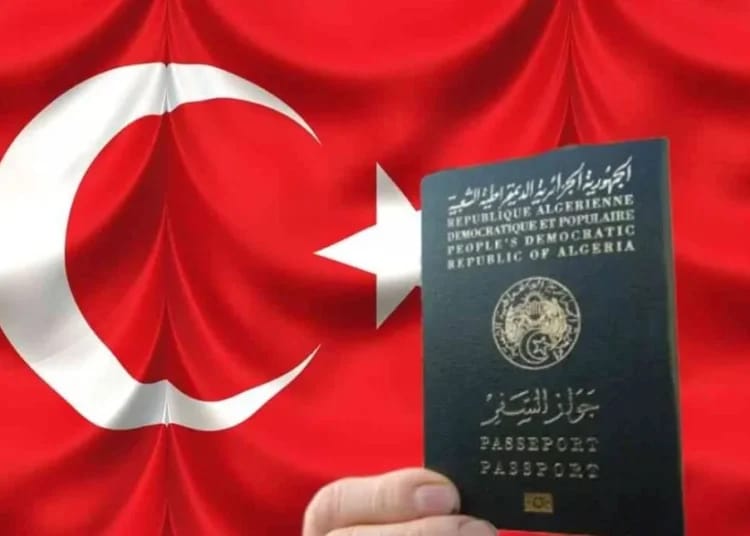 Passeport algérien devant drapeau turc pour visa Turquie.