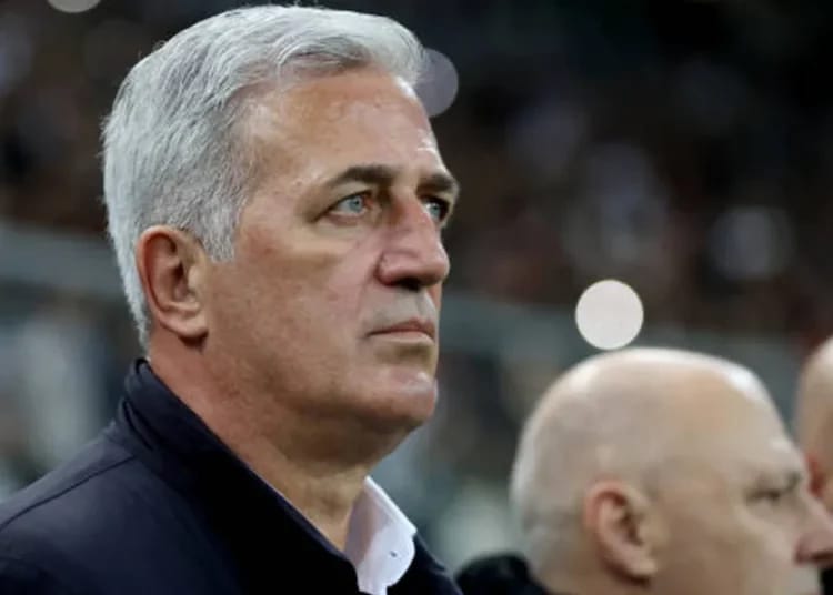 Vladimir Petkovic, entraîneur de football, en action sur le terrain.