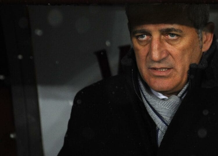 Équipe d’Algérie : Petkovic défie la stratégie des clubs européens pour protéger ses convocations Petkovic, entraîneur de l'équipe d'Algérie, lors d'une conférence de presse.