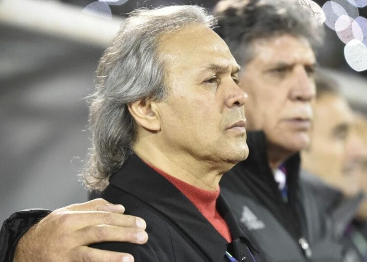 Portrait de Rabah Madjer, entraîneur de football algérien.