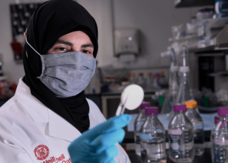 Chercheuse en laboratoire avec pipette et équipements scientifiques.