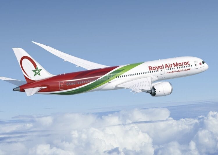 Avion Royal Air Maroc en vol, ciel bleu et nuages en arrière-plan.
