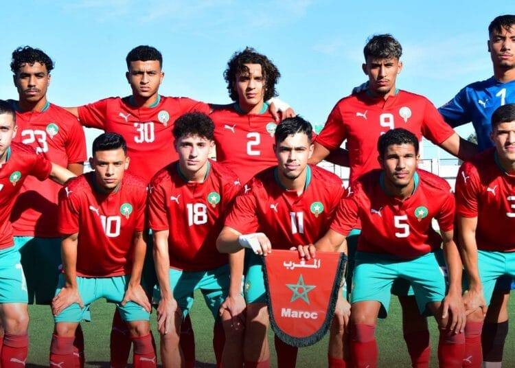 Tournoi UNAF U20/Algérie-Maroc : Heure et chaine de diffusion Groupe de jeunes joueurs marocains lors d'un match de football.