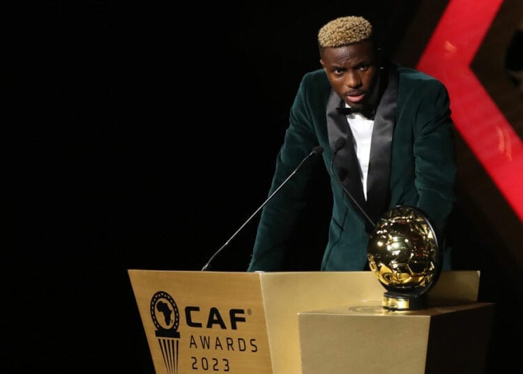 Victor Osimhen recevant le Ballon d'Or Africain 2024 lors de la cérémonie.