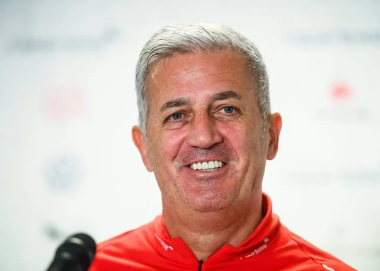 Bonne nouvelle ! Vladimir Petkovic reçoit un soutien de taille Vladimir Petkovic souriant lors d'une conférence de presse.
