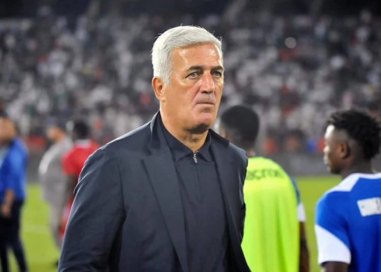 Vladimir Petkovic, entraîneur, sur le terrain de football en pleine action.