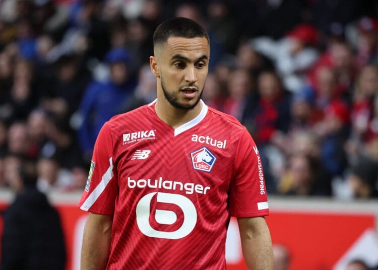 Adam Ounas en action avec le maillot de Lille lors d'un match.