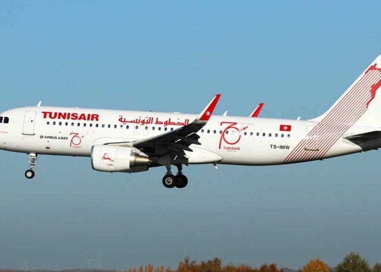 Avion de Tunisair en vol, prêt à atterrir ou décoller.