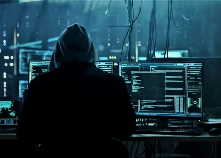 Cybersécurité en Algérie : 70 millions de cyberattaques en 2024, un record inquiétant Hacker en action dans une salle de cybersécurité sombre et high-tech.