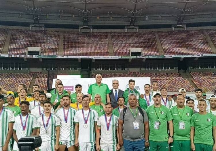L'équipe algérienne de football militaire avec médaille d'or.