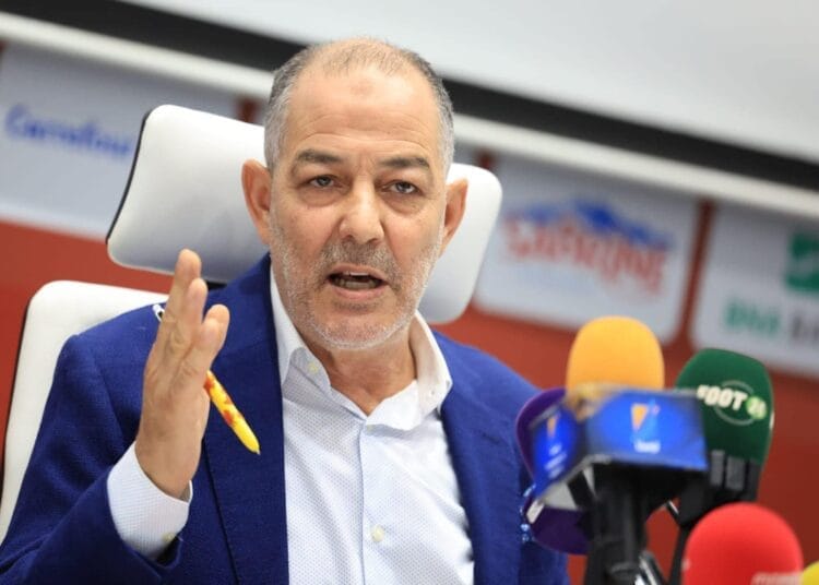 Kais Yaâkoubi, sélectionneur tunisien, s'exprime lors d'une conférence de presse.
