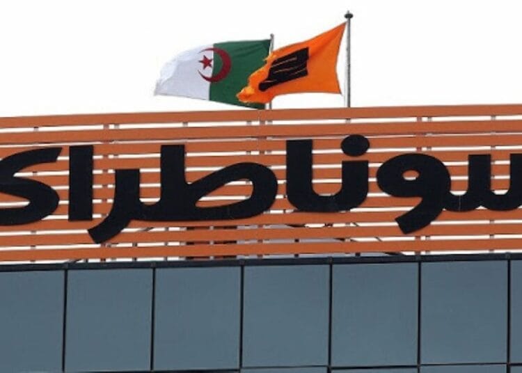 Drapeaux de l'Algérie, de l'Angola et de l'Afrique du Sud au-dessus d'un bâtiment.