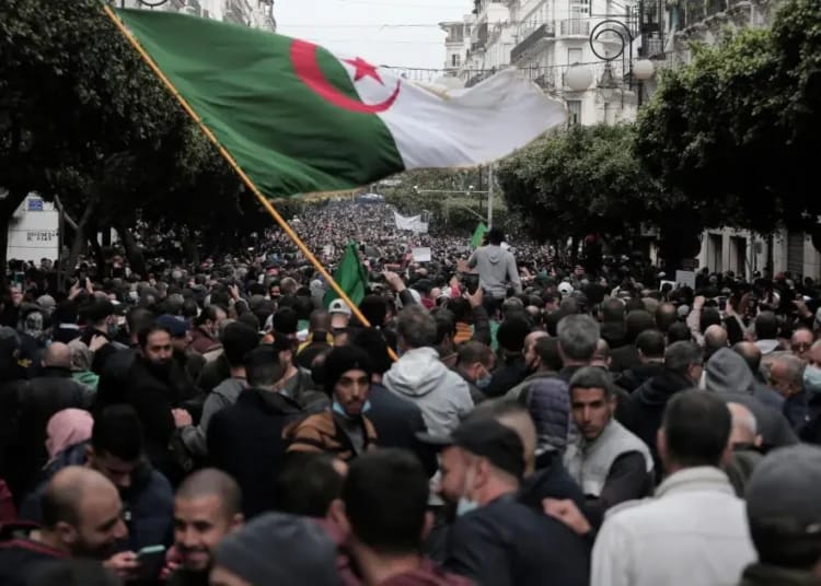 Grande manifestation en Algérie avec drapeau national algérien.