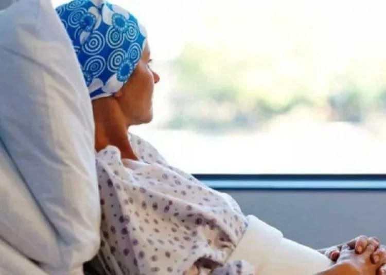 Lutte contre le cancer : enfin, une très bonne nouvelle pour les cancéreux en Algérie Femme malade en voyage, regardant par la fenêtre d'un train.