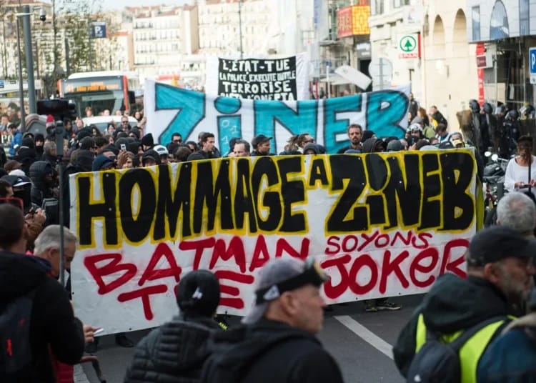 Manifestation en mémoire de Zineb Redouane avec pancartes et slogans.