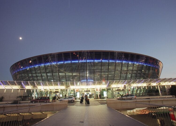 Vue de l'aéroport de Nice avec ciel nocturne et lune visible.