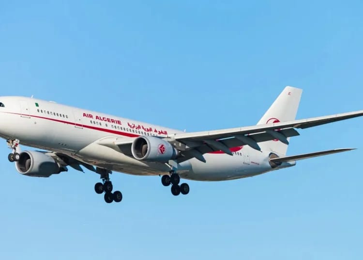 Avion Airbus d'Air Algérie en vol pour 2025.