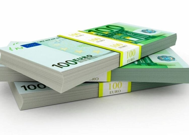 Algérie : Ce qu'il faut savoir sur le nouveau règlement sur l’exportation de devises Bündel von 100-Euro-Scheinen für den Devisenmarkt in Algerien.