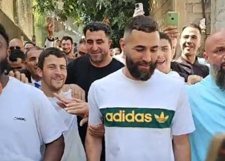 Karim Benzema : Un Geste Altruiste pour son Village en Kabylie Karim Benzema offre une ambulance à son village natal en Kabylie