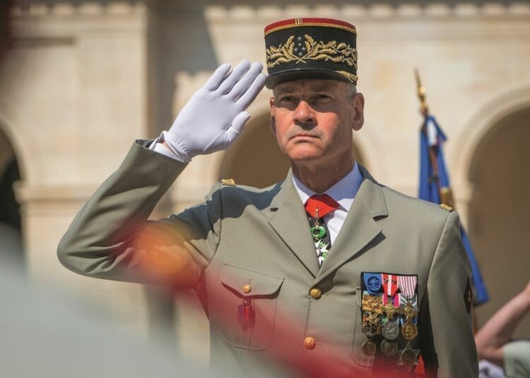 Un officier français évoque une menace nucléaire contre l’Algérie Le 7 juin 2023, une prise d'armes à lieu dans la cour d'honneur des Invalides à Paris, présidée par le CEMAT (chef d'état-major de l'armée de Terre), le général d'armée Pierre Schill.