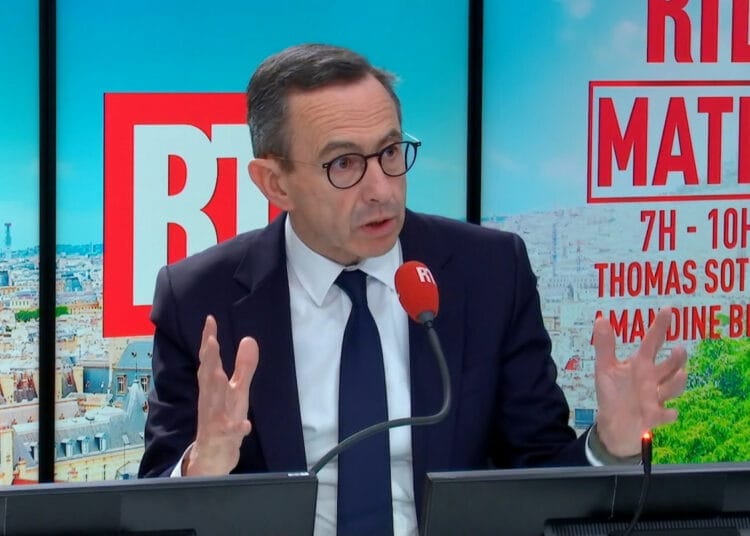 Crise France-Algérie : Bruno Retailleau, le ministre de trop ? Bruno Retailleau ciblé après un geste controversé anti-islam