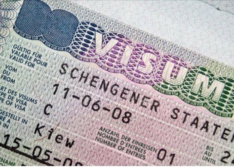 Visas Schengen : la France durcit le ton avec l’Algérie
