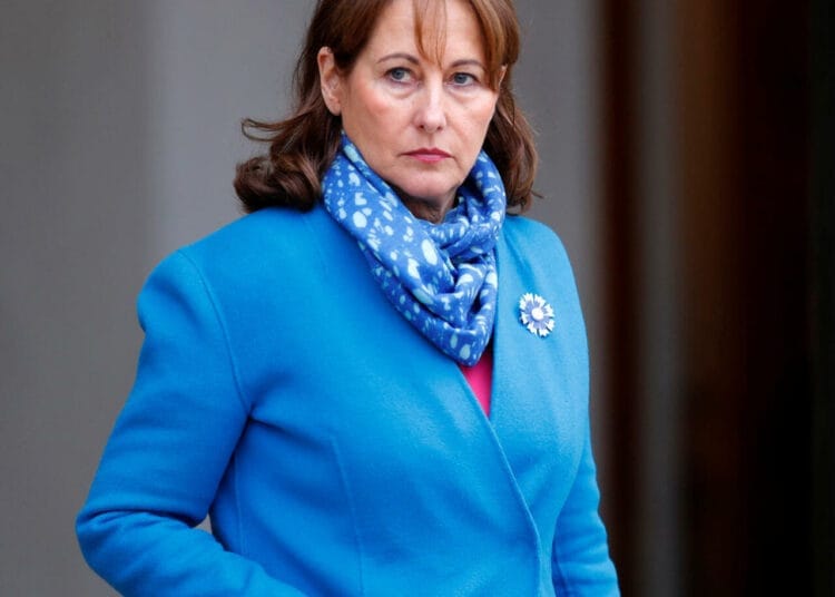 Crise France-Algérie : La Réponse de Ségolène Royal à Abdelmadjid Tebboune French Minister for Ecology, Sustainable Development and Energy Segolene Royal leaves the Elysee Palace in Paris, France, following the weekly cabinet meeting November 9, 2016. REUTERS/Charles Platiau