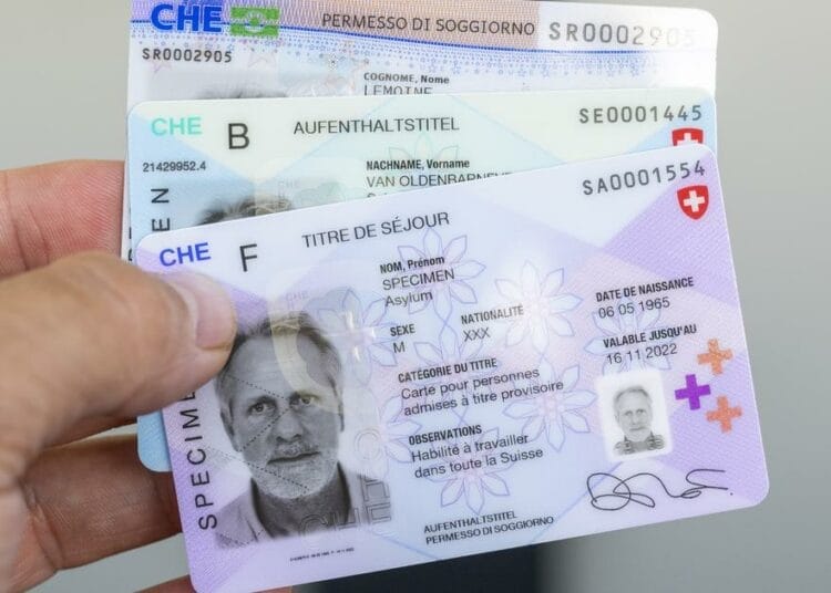 Permis de séjour en Suisse : ce que révèle la flambée des faux dossiers Suisse : vague de fraudes aux titres de séjour