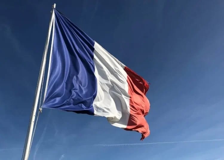 Coup de Tonnerre ! La France veut supprimer la circulaire Valls France : les travailleurs sans-papiers dans l’impasse administrative