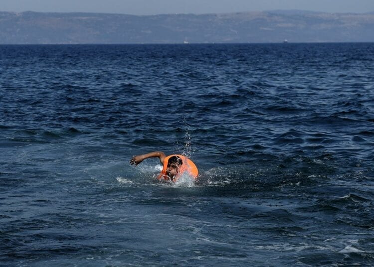 Ce Migrant Marocain brave la mer pour rejoindre l’Espagne à la nage : une traversée risquée qui captive l’attention Ce Migrant Marocain brave la mer pour rejoindre l’Espagne à la nage : une traversée risquée qui captive l’attention