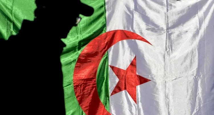 Algérie : lourdes peines après la profanation du drapeau profanation drapeau
