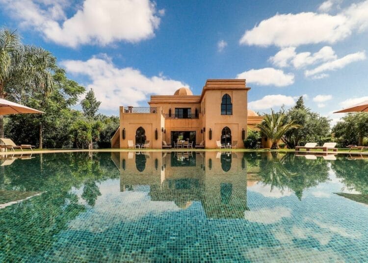 Maroc : voici pourquoi une touriste française trouve les prix trop élevés Villa de luxe avec piscine et jardin luxuriant au Maroc.