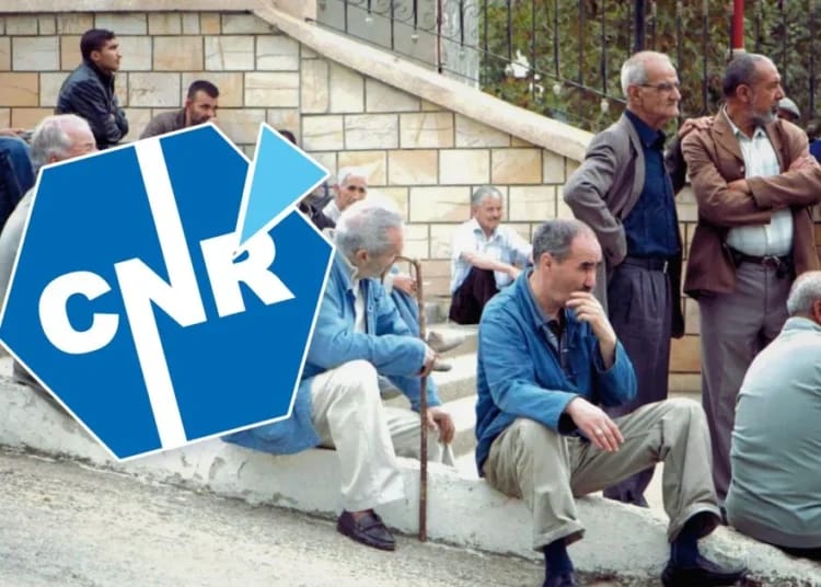 Gens attendant leur retraite devant la CNR en Algérie.