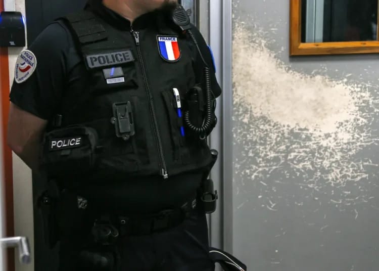 Policier mis en examen à Bobigny : révélations choc sur la mort d’un sans-papier