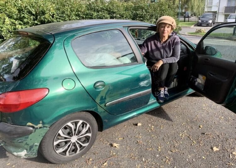 À 67 ans, Nacera vit dans sa voiture après une expulsion