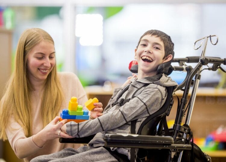 Paralysie cérébrale chez l'enfant : causes et traitements