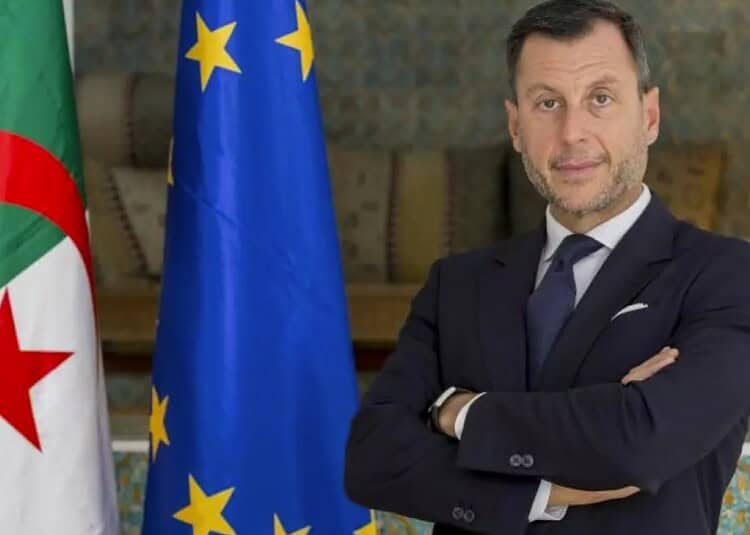 Ambassadeur de l'UE en Algérie avec drapeaux européens et algériens.