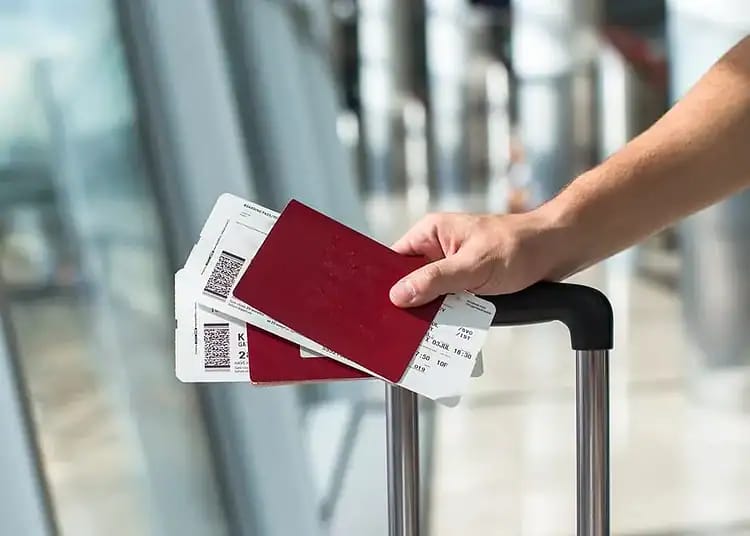 Billets d’avion Air Algérie : révélations du PDG sur les prix Passager avec passeports et billets d'avion à l'aéroport.
