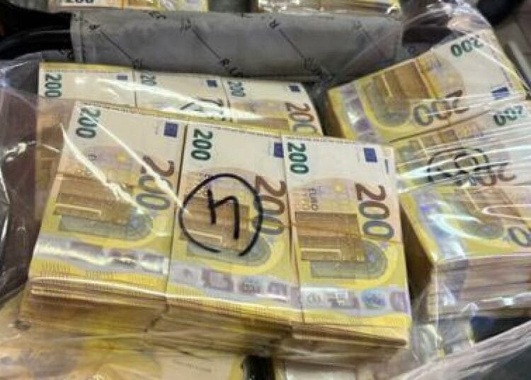 Foule de faux billets de 200 euros en plastique dans un sac.
