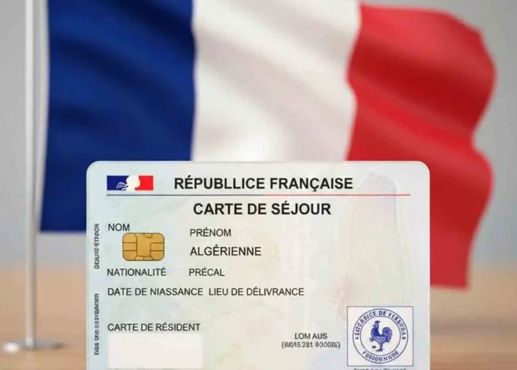 Carte de séjour 2026 : êtes-vous concerné par l’examen civique ? Carte de séjour française avec drapeau français en arrière-plan.
