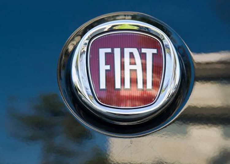 Logo Fiat sur une voiture, symbole de la marque automobile italienne.