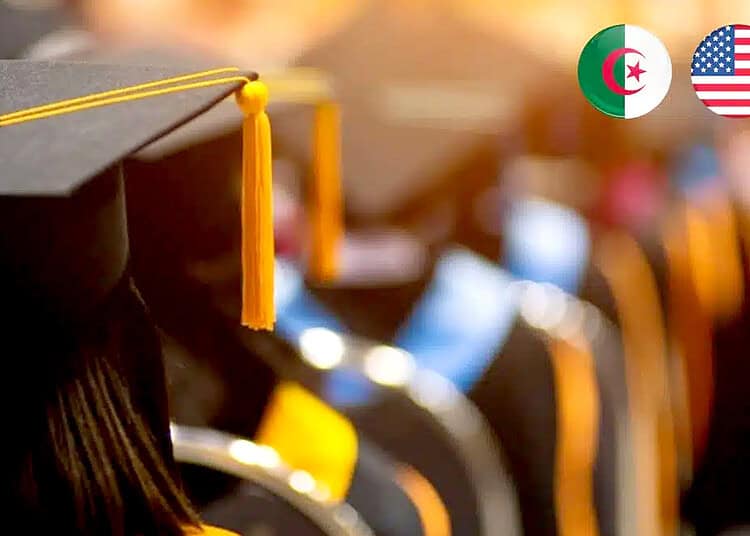 Étudiants diplômés avec chapeaux de graduation, symboles de réussite académique.