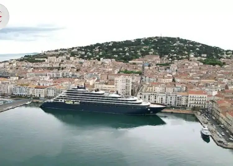 Ferry dans le port de Sète, vue sur la ville et la colline environnante.