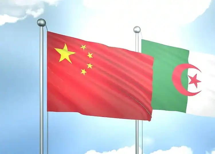 Drapeaux de la Chine et de l'Algérie flottant ensemble.