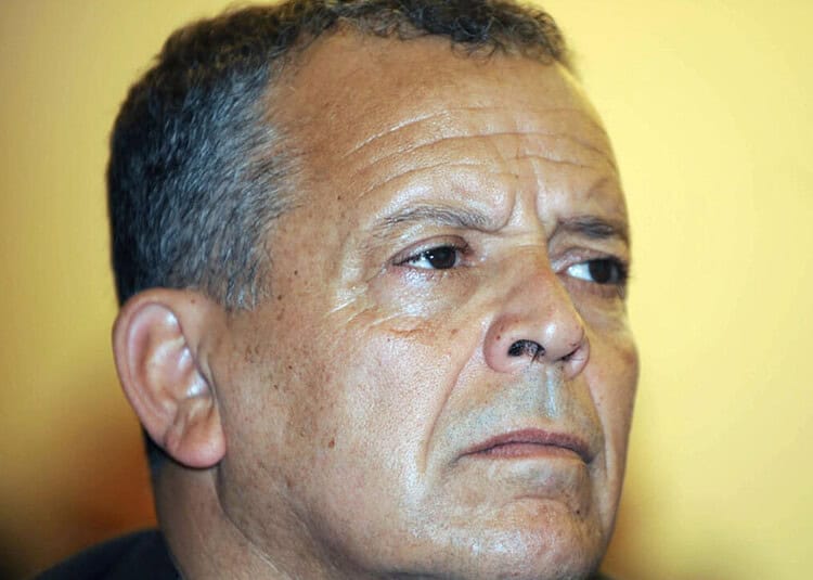 Belloumi, légende du football, dans une expression sérieuse.